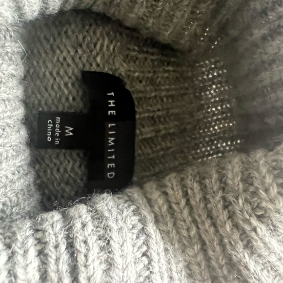 The Limited vintage short sleeve sweater with jewels. Size M - Picture 3 of 3